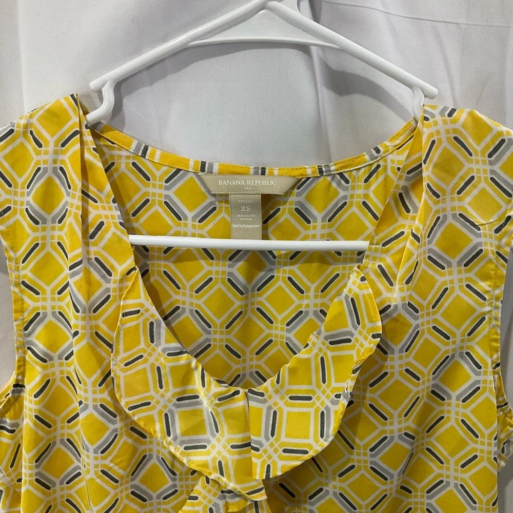 Banana Republic Women’s Sleeveless Blouse Ruffle Front Yellow/Gray Geometric XS - Picture 3 of 9